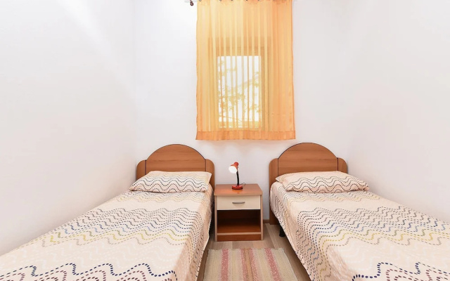 Relaxing Apartment With Outdoor Space in Fažana