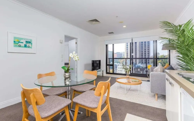 Cozy City Apt | Pool, Gym & View | Zodiak Stays