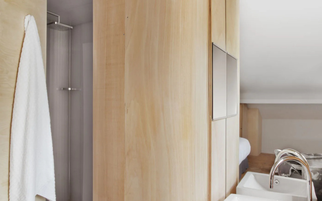 Box art hotel