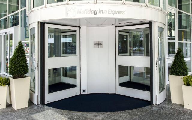 Отель Holiday Inn Express Rotterdam - Central Station Роттердам вид на фасад