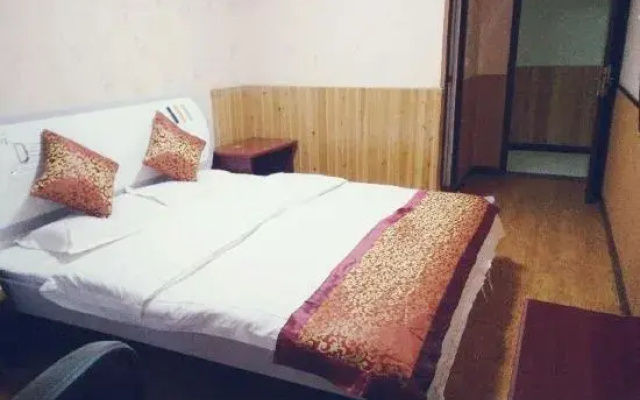 Yilong Lisheng Business Hotel