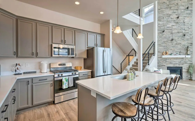 Inviting Hideout Townhome w/ Balcony & Lake Views!