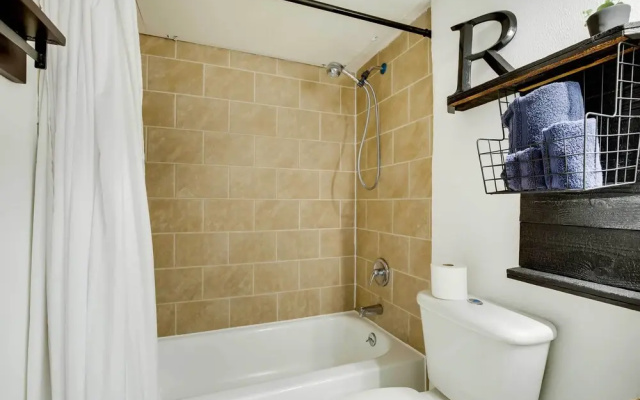 Contemporary Dallas Condo w/ Pool Access!