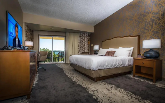 Lodge Of Four Seasons Golf Resort, Marina & Spa