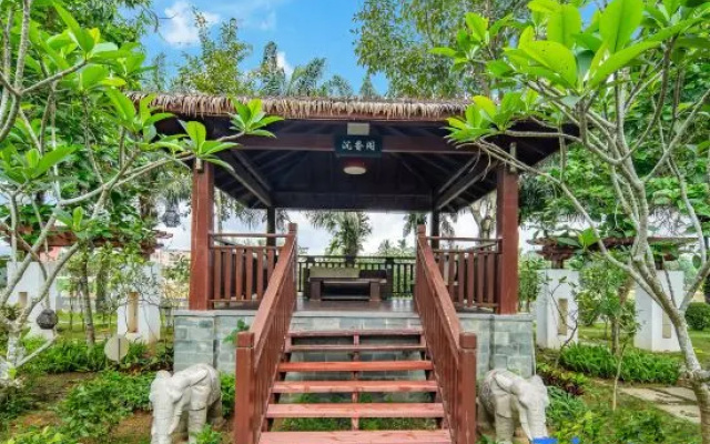 Xinglong Ramada Hot Spring Resort Wanning