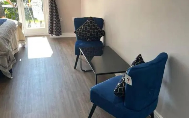 Immaculate 1-bed Studio With Outside Patio