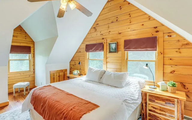 Spacious Wilmington Cabin: Walk to Lake