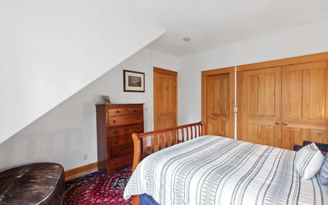 Polecat Chalet 4 Bedroom Home by RedAwning