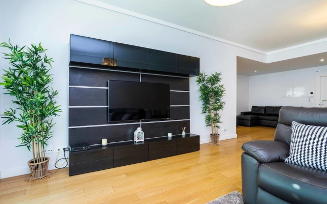Spacious Apartment in Residential Campolide