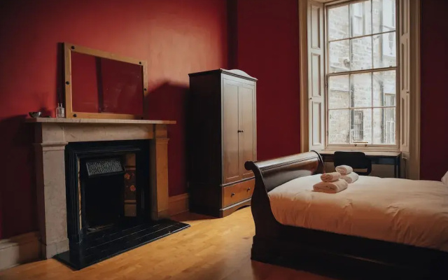 Traditional Central 2-Bed Apartment