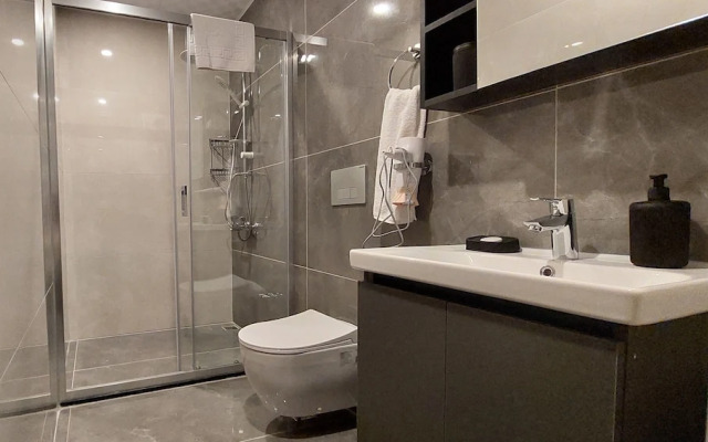 Professionally Maintained Spacious New Suites 5