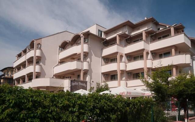 Отель Lucky Family Hotel Ravda Болгария, Равда - отзывы, цены и фото номеров - забронировать отель Lucky Family Hotel Ravda онлайн вид на фасад