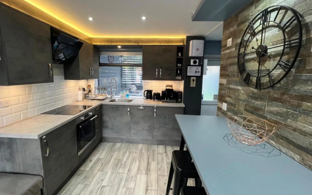 Luxurious *5 Bedroom House*In Center Of Birmingham