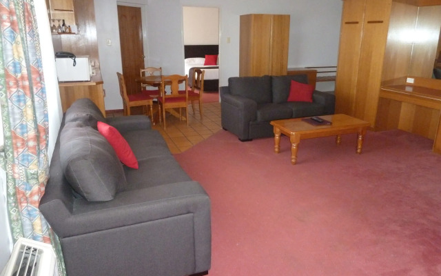 McNevin's Warwick Motel