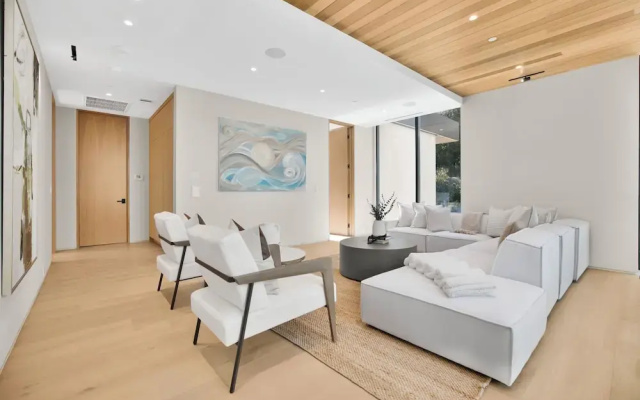 Hutton Villa - 5-bedroom Retreat in Iconic Beverly Hills Oasis