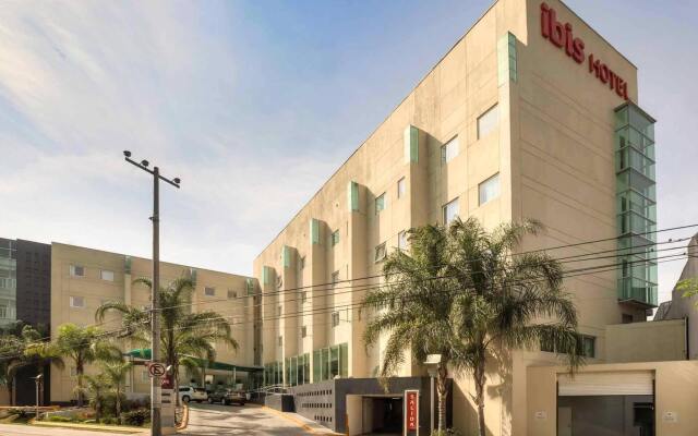 Отель ibis Guadalajara Expo вид на фасад