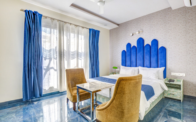 Fabhotel The White Moon