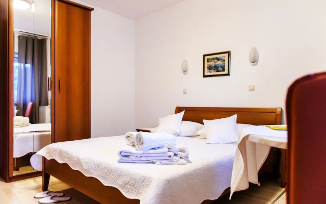 Apartment and Rooms Ana