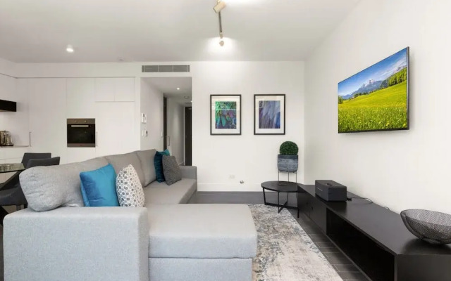Modern 1-bed With Balcony in Surry Hills