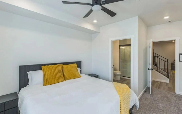 485 Rooftop Hot Tub - Sleeps 24