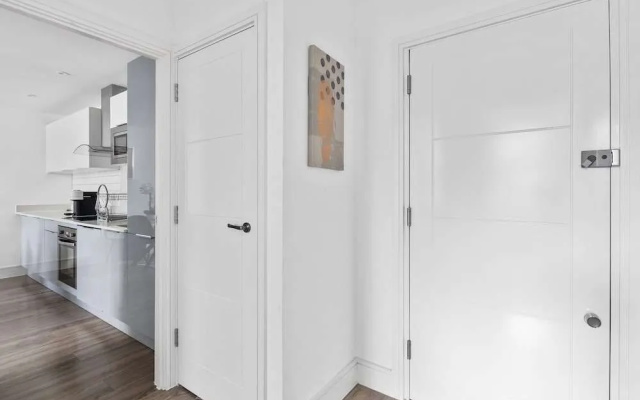 Luxurious 2 Bedroom Apartment With Free Parking