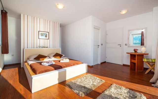 Amazing Home in Novigrad With 5 Bedrooms, Wifi and Outdoor Swimming Pool