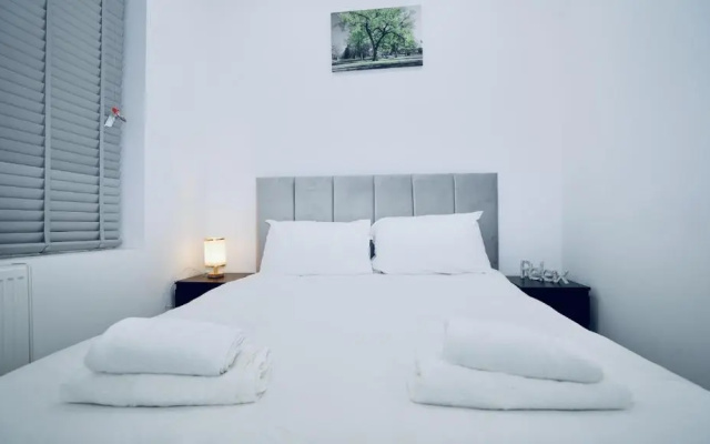 Luxury Apt Close To Ilford Station - Free Parking