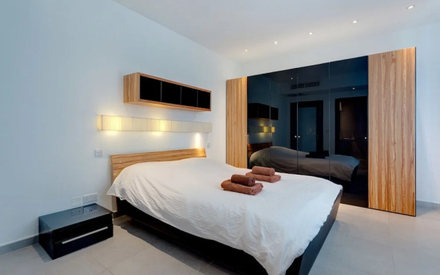 Seaview Apartment In Fort Cambridge, Sliema