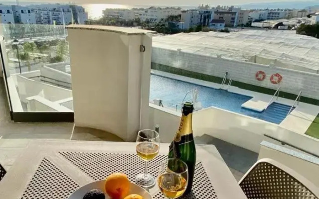 Nuevo y Moderno apartamento con piscina