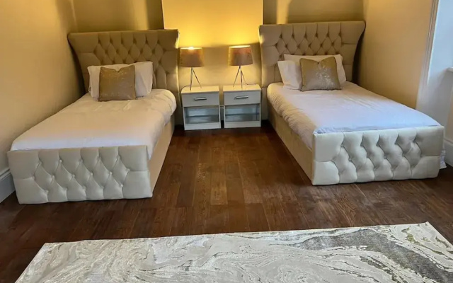 3 Bed - Sleeps 7 - Free Parking - Central Location