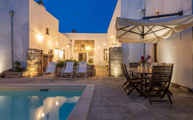 Century Old Studio, Pool