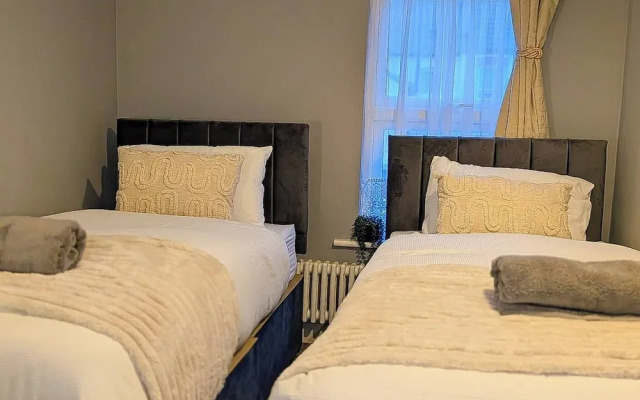 Luxury 3BR Home 20 Mins to London Garden Wi-fi