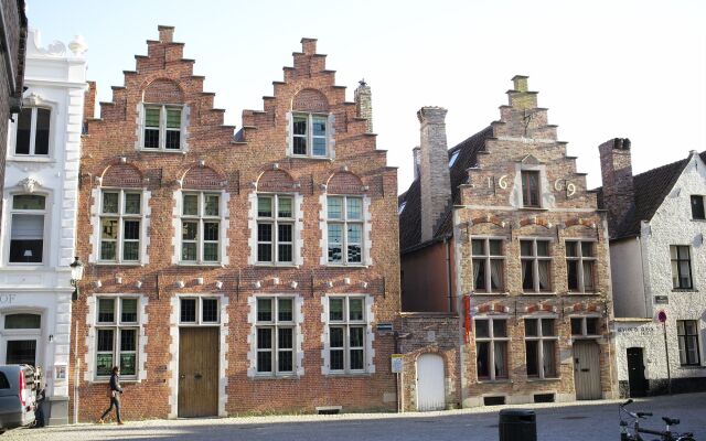 Отель Saint-Sauveur Bruges B&B Бельгия, Брюгге - отзывы, цены и фото номеров - забронировать отель Saint-Sauveur Bruges B&B онлайн вид на фасад