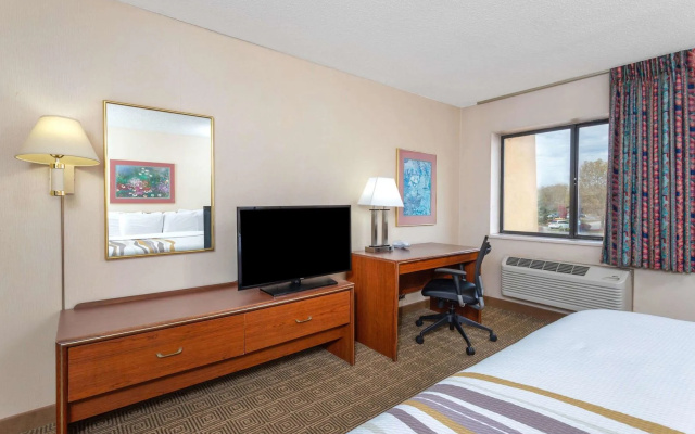 Norwood Inn & Suites by BlissPoint Post Rd Indianapolis