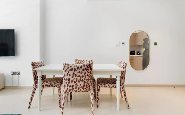 Lux BnB Act-1 Tower I Boulevard Views