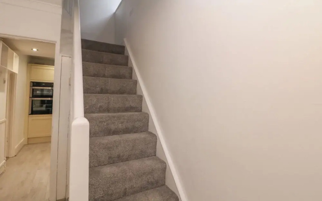 15 Calton View