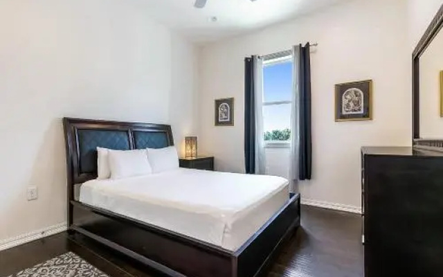 Spacious 4BD Luxury Penthouse with Balcony