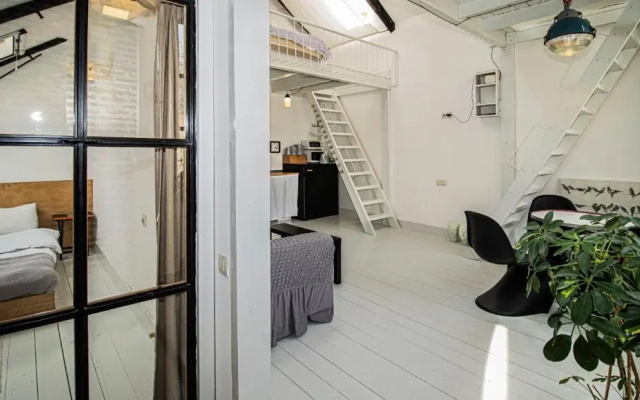 2BR Mezzanine style apartment w Patio