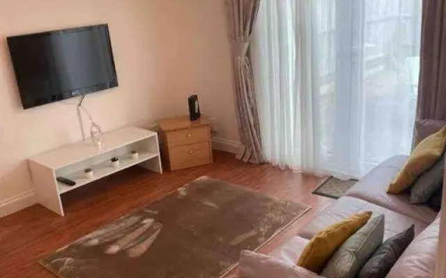 Modern 2 Bedroom House with Wifi