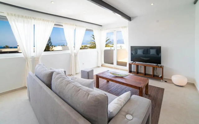 6 Bedroom Luxury Villa 300m from the water front