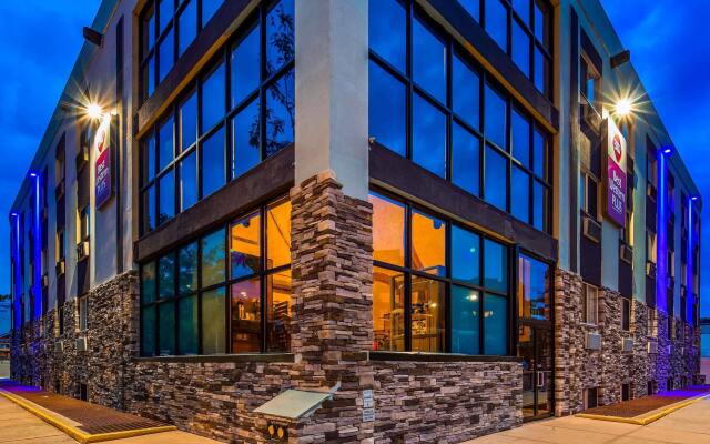 Отель Best Western Plus Brooklyn Bay Hotel США, Нью-Йорк - отзывы, цены и фото номеров - забронировать отель Best Western Plus Brooklyn Bay Hotel онлайн вид на фасад