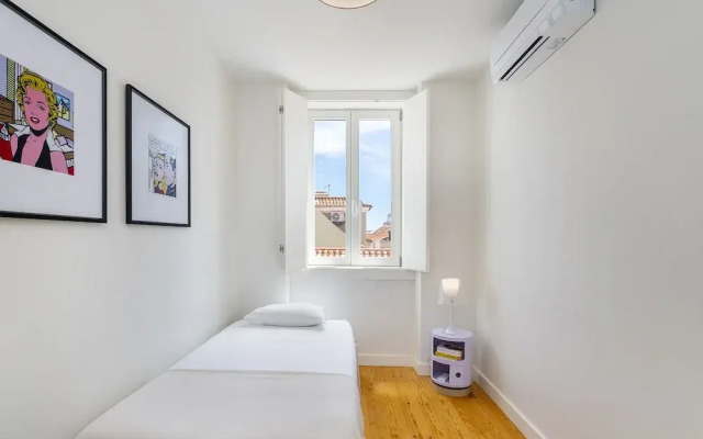Alfama 2-Bed Minimalist Retreat For Digital Nomads & Remote Workers