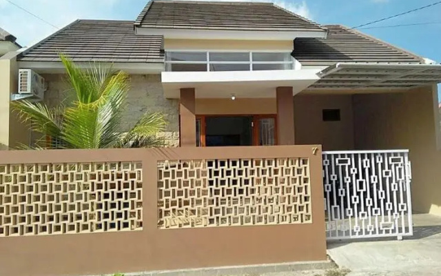 Rumah Mba Ayu 2, complete amenities and karaoke