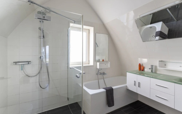 Cozy 3 Person Apartment With sea Views Flat Fish