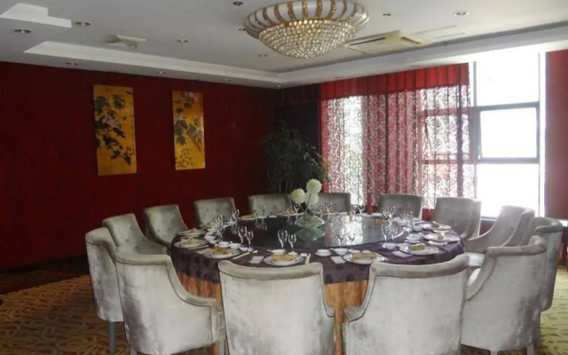Xinjiefang Holiday Hotel