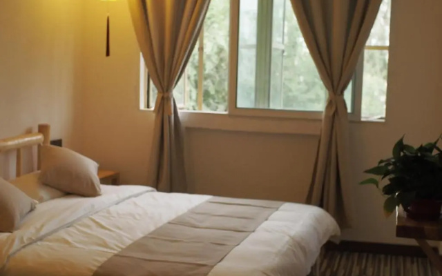 Right Here Hotel