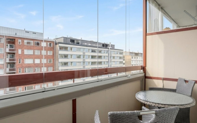1BR Apt and Balcony next to Railway Station