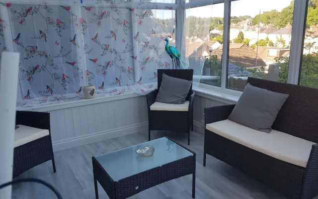Tranquil Retreat - 3 Bedroom House With hot tub