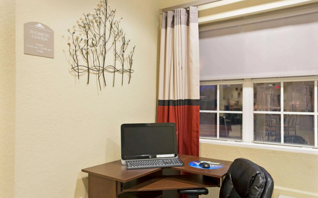 Microtel Inn & Suites by Wyndham Bushnell