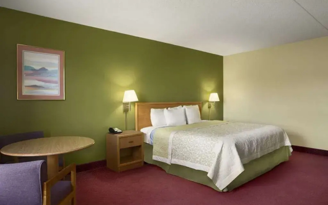 Days Inn by Wyndham Park City Kansas